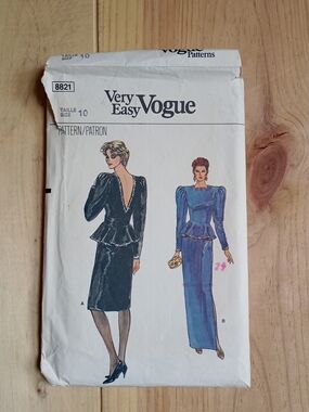 Very Easy Vogue Pattern Size 10 Cut
